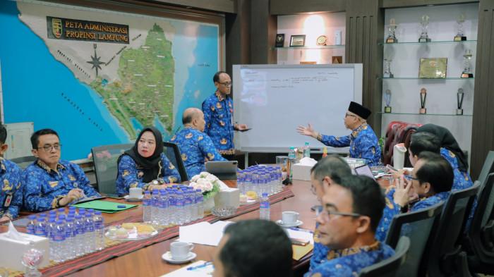 Gubernur-Lampung-Rahmat-Mirzani-Djausal-saat-memimpin-rapat-koordinasi