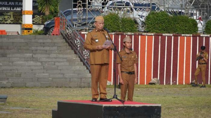 Lukman-Pura-saat-memimpin-apel-mingguan-di-lingkungan-Pemprov-Lampung